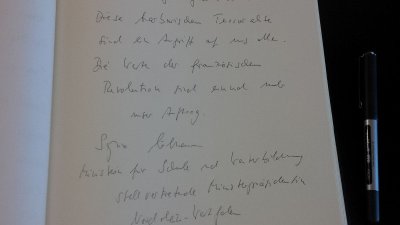 Eintrag von Ministerin Sylvia Löhrmann ins Kondolenzbuch in französischen Botschaft in Berlin