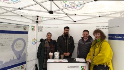Staatssekretärin Andrea Milz steht neben Herrn Holger Jung, Beigeordneter der Stadt Meckenheim, und zwei weiteren Prsonen im Ehrenamtstour-Zelt.