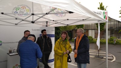 Staatssekretärin Andrea Milz im Gespräch mit MdL Oliver Krauß als örtlicher Landtagsabgeordneter vor dem Ehrenamtstour-Zelt.