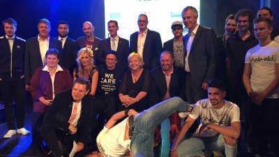 Das Gruppenfoto zeigt Ministerpräsdentin Kraft mit Titus Dietmar bei Ministerpräsidentin Hannelore Kraft bei der Skate Aid Night 2015 in Siegen.