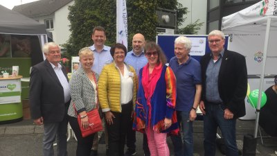 Staatssekretärin Andrea Milz mitig mit dem Landrat Schuster (ganz rechts), Jochen Beuckers vom Forum Ehrenamt, in 2. Reihe ganz links, und den Organisatoren des Grünen Sonntags in Oberpleis.