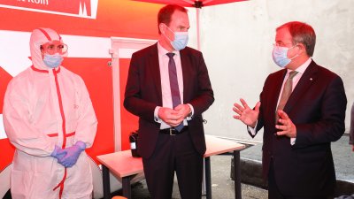 Ministerpräsident Armin Laschet informiert sich über die Arbeit des Gesundheitsamts Köln