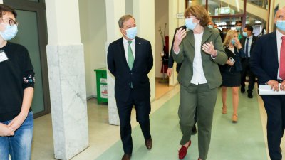 Ministerpräsident Armin Laschet informiert sich über die Arbeit des Gesundheitsamts Köln