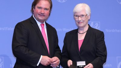 Minister der Finanzen, Lutz Lienenkämper, überreicht den Verdienstorden des Landes Nordrhein-Westfalen