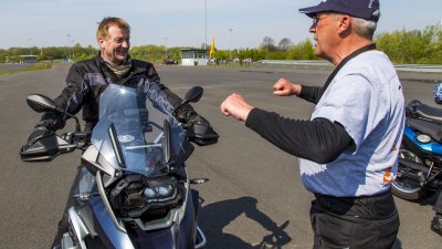 Innenminister Ralf Jäger beim Fahr- und Sicherheitstraining für Motorradfahrer