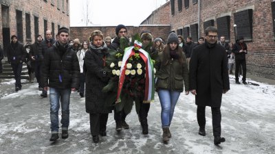 Schulministerin Löhrmann besucht Gedenkstätte Auschwitz