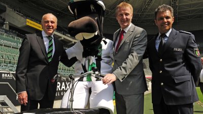 Minister Jäger und Jünter, dem Maskottchen von Borussia Mönchengladbach