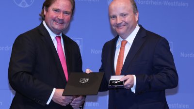 Minister der Finanzen, Lutz Lienenkämper, überreicht den Verdienstorden des Landes Nordrhein-Westfalen
