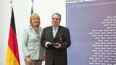 Ministerpräsidentin Hannelore Kraft überreicht Bundesverdienstorden an 16 Bürgerinnen und Bürger aus Nordrhein-Westfalen