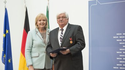 Ministerpräsidentin Hannelore Kraft überreicht Bundesverdienstorden an 16 Bürgerinnen und Bürger aus Nordrhein-Westfalen