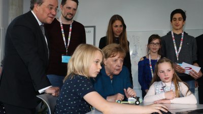 Ministerpräsident Armin Laschet und Bundeskanzlerin Angela Merkel besuchen die Junior-Uni in Wuppertal