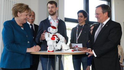 Ministerpräsident Armin Laschet und Bundeskanzlerin Angela Merkel besuchen die Junior-Uni in Wuppertal