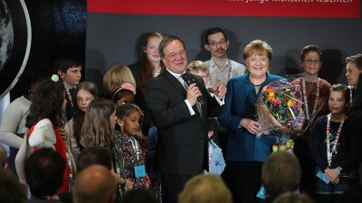 Ministerpräsident Armin Laschet und Bundeskanzlerin Angela Merkel besuchen die Junior-Uni in Wuppertal