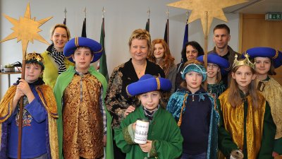 Stellvertretende Ministerpräsidentin Sylvia Löhrmann empfängt Sternsinger, 06.01.2012