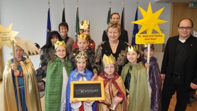 Stellvertretende Ministerpräsidentin Sylvia Löhrmann empfängt Sternsinger, 06.01.2012