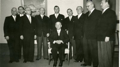 Das Bild zeigt das Kabinett von Ministerpräsident Steinhoff.