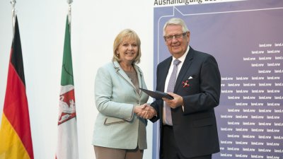 Ministerpräsidentin Hannelore Kraft überreicht Bundesverdienstorden an 16 Bürgerinnen und Bürger aus Nordrhein-Westfalen
