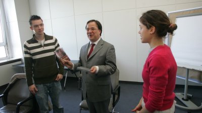 Politik konkret: Schulklasse aus Aachen besucht Minister Armin Laschet in Düsseldorf