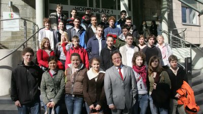 Politik konkret: Schulklasse aus Aachen besucht MInister Armin Laschet in Düsseldorf