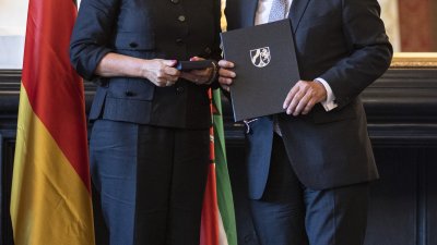 Ministerpräsident Armin Laschet zeichnet 14 Bürgerinnen und Bürger mit dem Landesverdienstorden aus