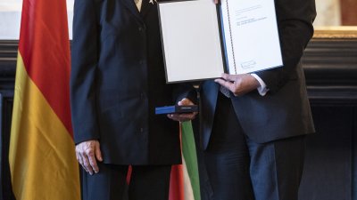Ministerpräsident Armin Laschet zeichnet 14 Bürgerinnen und Bürger mit dem Landesverdienstorden aus