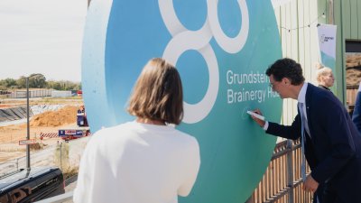 Der Ministerpräsident signiert das Projektbanner mit einem Filzmarker