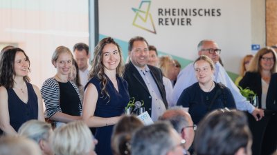 Teilnehmende Gäste in einer Podiumsdiskussion