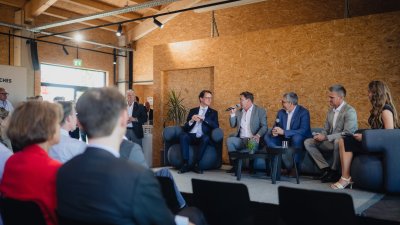 Der Ministerpräsident nimmt, neben andere Gästen, an einer Podiumsdiskussion teil