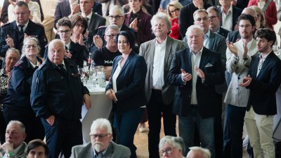 Applaudierendes, stehendes Publikum