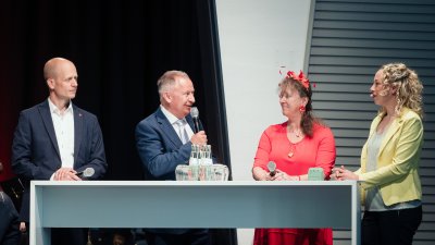 Staatssekretärin Milz bei einer Podiumsdiskussion mit 3 weiteren Personen