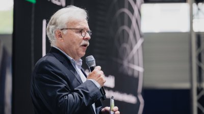Der Raumfahrt-Botschafter hält auf der Bühne eine Ansprache