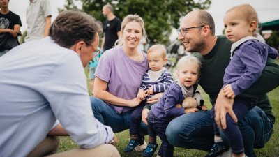 Ministerpräsident Wüst trifft Ehrenpatenkinder im Bubenheimer Spieleland in Nörvenich