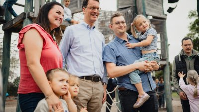 Ministerpräsident Wüst trifft Ehrenpatenkinder im Bubenheimer Spieleland in Nörvenich