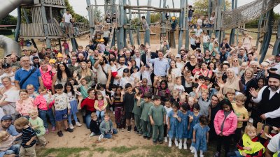 Ministerpräsident Wüst trifft Ehrenpatenkinder im Bubenheimer Spieleland in Nörvenich