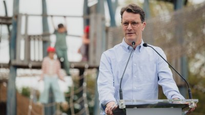 Ministerpräsident Wüst trifft Ehrenpatenkinder im Bubenheimer Spieleland in Nörvenich