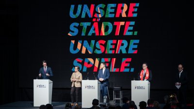 MP Wüst hält eine Rede auf der Bühne