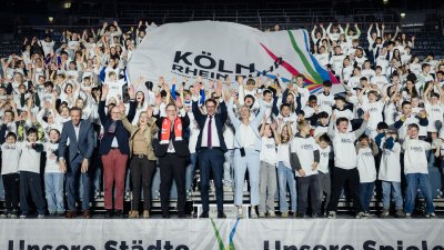 Jubel-Foto mit vielen Kindern