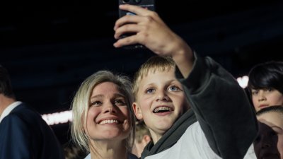 Ein Kind macht ein Selfie mit Britta Heidemann