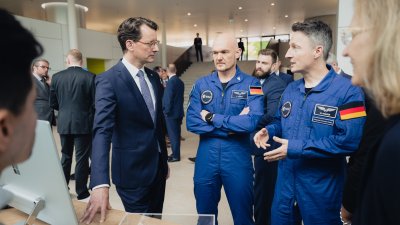 Besichtigung der DLR-Ausstellung im envihab