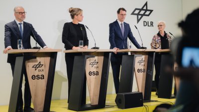 Pressekonferenz mit 4 Rednerpulten