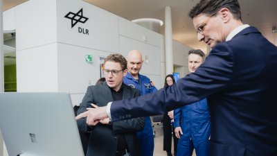 Besichtigung der DLR-Ausstellung im envihab