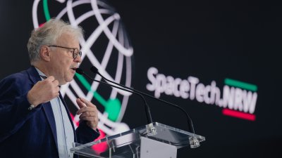 Raumfahrtbotschafter Ewald während seiner Rede