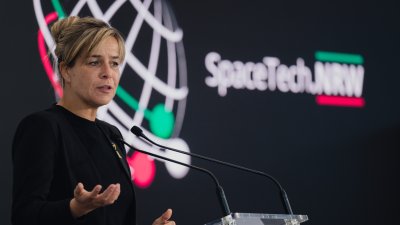 Wortschaftsministerin Neubaur während ihrer Rede