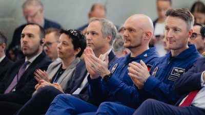 Astronauten applaudieren im Publikum