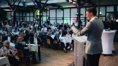 MP Wüst hält eine Rede