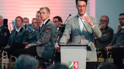 MP Wüst hält eine Rede