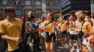 „Team D“ kehrt zurück nach Deutschland – Ministerpräsident Wüst nimmt deutsche Athletinnen und Athleten in Köln in Empfang