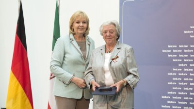 Ministerpräsidentin Hannelore Kraft überreicht Bundesverdienstorden an 16 Bürgerinnen und Bürger aus Nordrhein-Westfalen