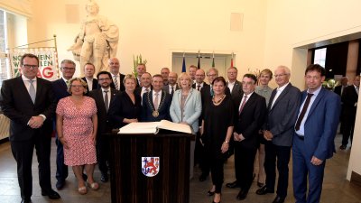 Gemeinsames Foto des Landeskabinetts mit Oberbürgermeister Thomas Geisel sowie den anwesenden Bürgermeistern und Beigeordneten