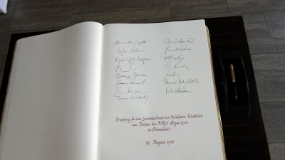 Die Einträge des Landeskabinetts ins Goldenen Buch